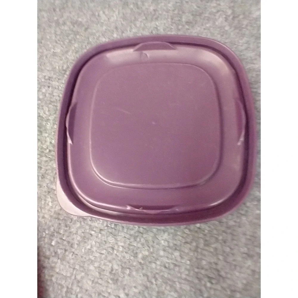 Rubbermaid TakeAlongs 7 Cup Square Food Storage Container with Red Purple Lids‎